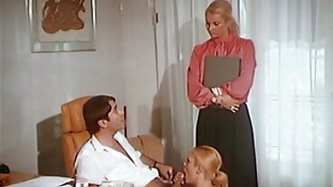 Уморената лесбо жена се наслаждава на меките докосвания на партньора си порно клипове