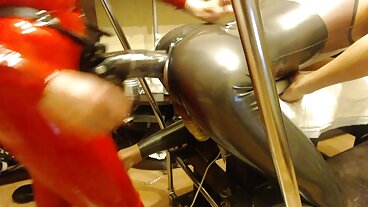 All порно с бабички Star Lesbian 69 & Scissoring на билярдната маса!