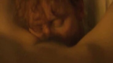 Кльощаво ролково момиче поема голям член порно аматьори в задника си