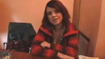 Малката тийнейджърка блондинка има огромно BBC в гърлото porno lizane