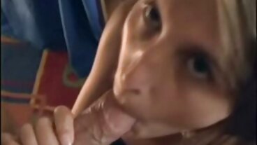 Чешката аматьорска кукла има перфектно дупе в POV порно ученички