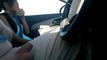 Сладката мадама Никол Анистън облизва огромната porno lizbiiki близалка на приятеля си