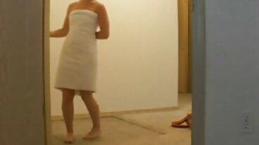 MILF Neighbor се наслаждава женско празнене на лесбийски секс с колежка
